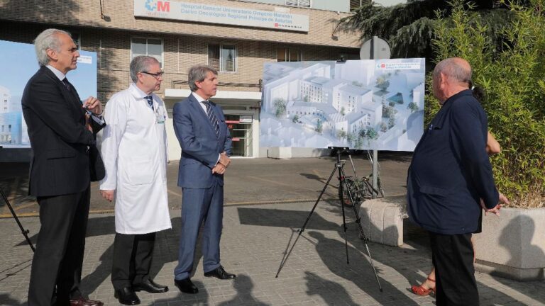 Ángel Garrido anunciando la reforma del Gregorio Marañón