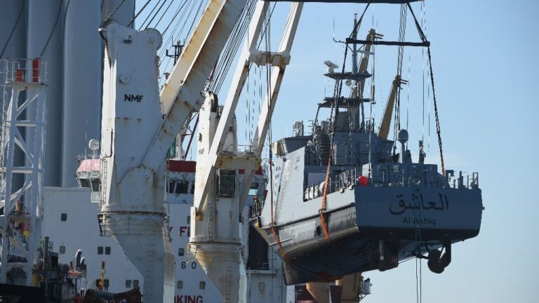 Un buque guardacostas es cargado en el puerto alemán de Mukran para ser trasladado a Arabia Saudí