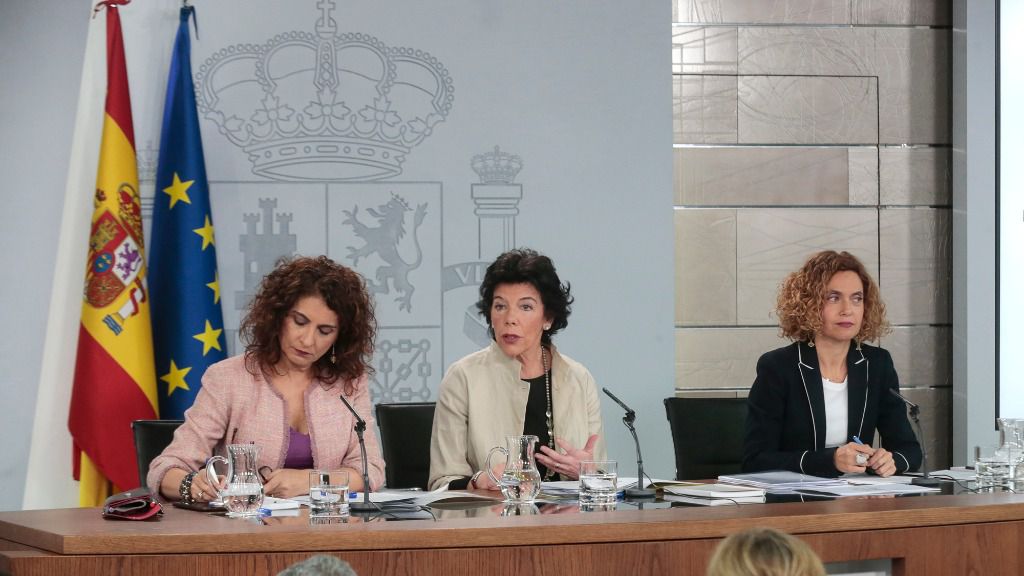 La portavoz del Gobierno, Isabel Celaá, la ministra de Hacienda, María Jesús Montero, y la ministra de Política Territorial y Función Pública, Meritxell Batet