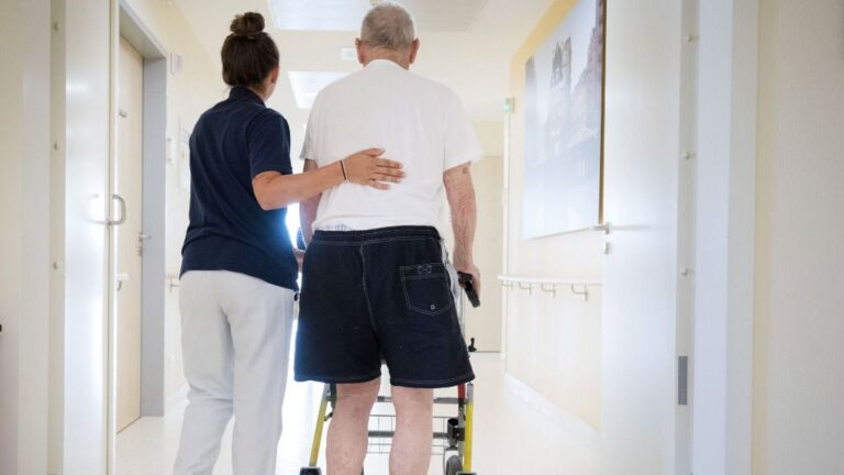 Una enfermera acompaña a un paciente mayor en un hospital de Hamburgo