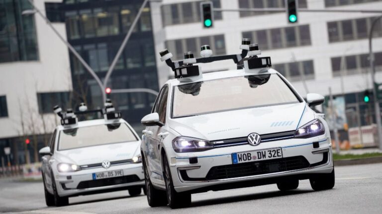 Dos coches eléctricos modelo Golf en un barrio hamburgués equipados con escáneres láser, cámaras, sensores de ultrasonido y radares