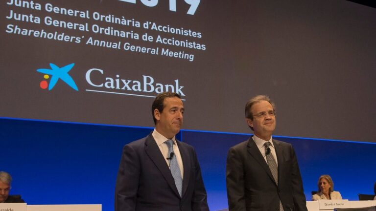 Gonzalo Gortázar, consejero delegado de CaixaBank, y Jordi Gual, presidente, en la Junta General de Accionistas 2019