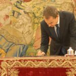 Zapatero firma la reforma constitucional