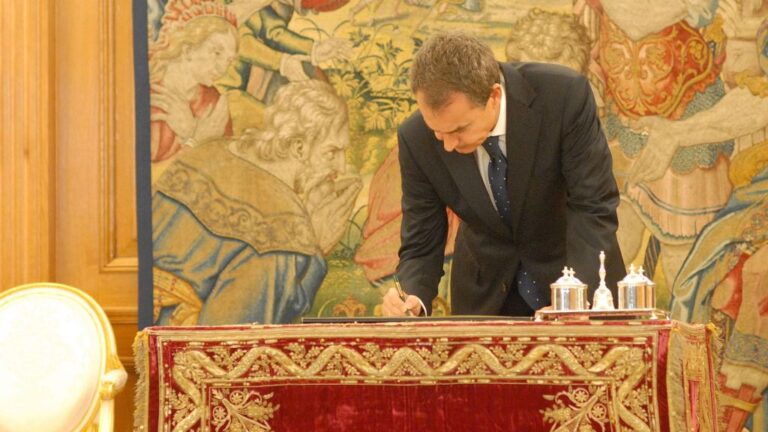 Zapatero firma la reforma constitucional
