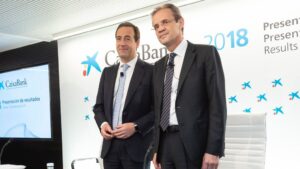 El presidente de CaixaBank, Jordi Gual, y el consejero delegado, Gonzalo Gortázar