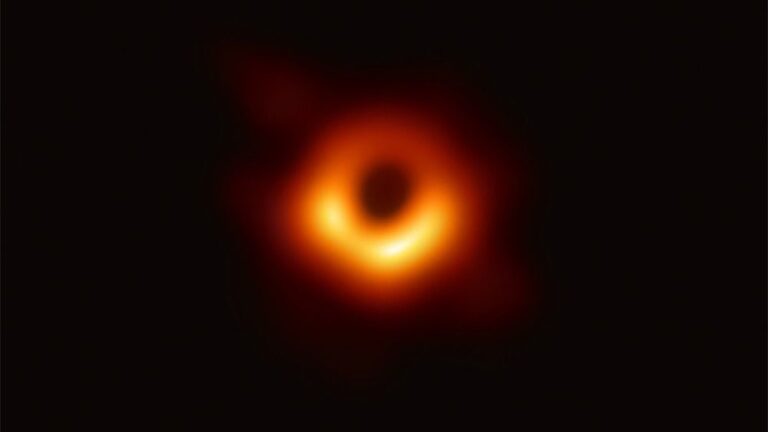 Imagen del agujero negro situado en el centro de la galaxia M87, rodeado por una emisión de gas caliente arremolinándose a su alrededor bajo la influencia de una fuerte gravedad bajo su horizonte de sucesos