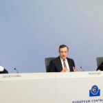 El presidente del BCE, Mario Draghi, y el vicepresidente, Luis de Guindos