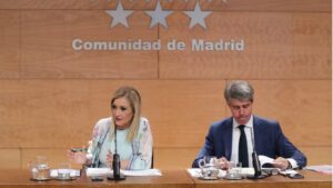 Cristina Cifuentes, durante su etapa como presidenta de la Comunidad de Madrid, y Ángel Garrido, durante su labor como portavoz del Gobierno y vicepresidente madrileño