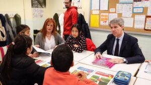 Ángel Garrido, presidente de la Comunidad de Madrid, en el aula de un colegio