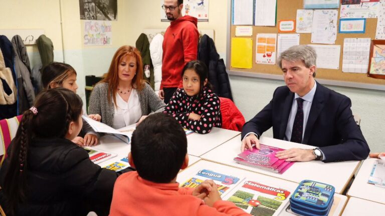 Ángel Garrido, presidente de la Comunidad de Madrid, en el aula de un colegio