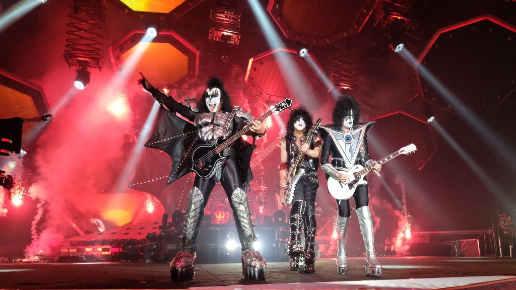 El líder y vocalista de la banda estadounidense de rock Kiss, Gene Simmons (izqda.), junto con Paul Stanley y Thommy Thayer en escena en el primer concierto de la gira europea del grupo en la ciudad alemana de Leipzig