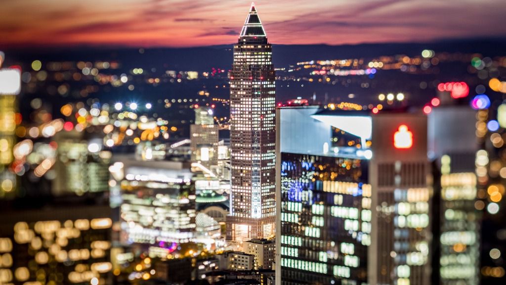 La torre alberga la sucursal alemana del banco estadounidense Goldman Sachs en la ciudad alemana de Fráncfort