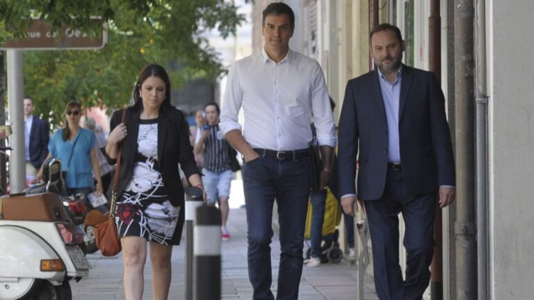 Pedro Sánchez junto a Adriana Lastra y José Luis Ábalos