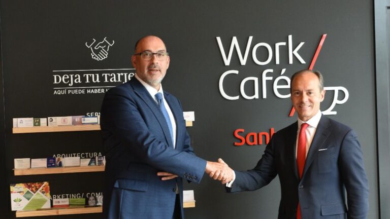 el presidente de Telefónica de España, Emilio Gayo, con el consejero delegado de Santander España, Rami Aboukhair