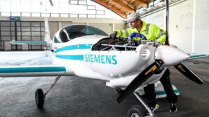 Siemens vende a Rolls Royce división de motores eléctricos de aviones