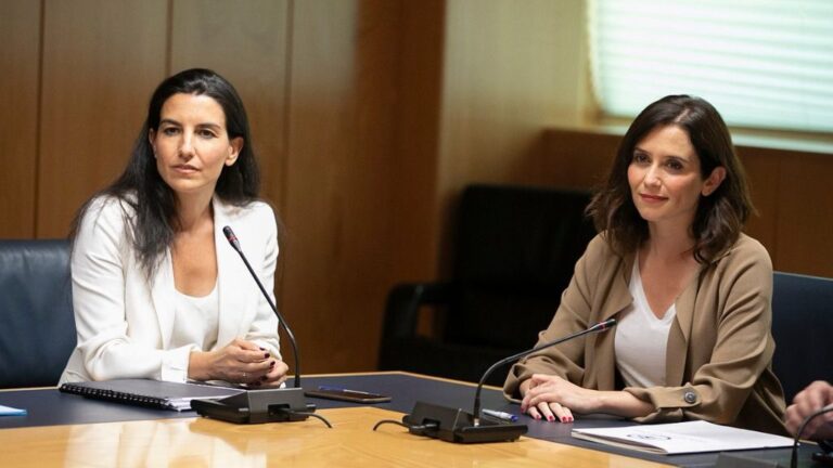 Rocío Monasterio, portavoz de Vox en la Asamblea de Madrid, junto a Isabel Díaz Ayuso
