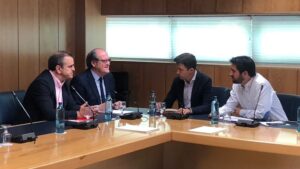 Ángel Gabilondo en una reunión junto a Íñigo Errejón