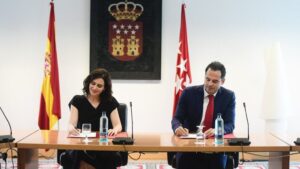 Ignacio Aguado e Isabel Díaz Ayuso en la firma del acuerdo de gobierno en Madrid