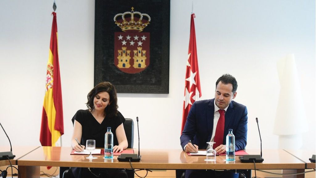 Ignacio Aguado e Isabel Díaz Ayuso en la firma del acuerdo de gobierno de la Comunidad de Madrid