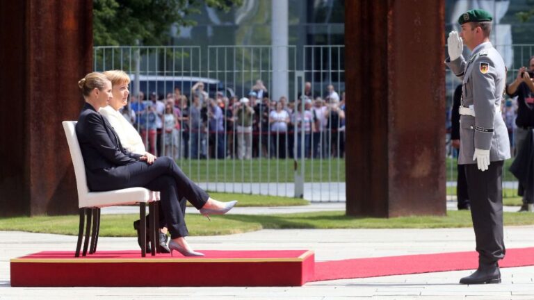 Angela Merkel, sentada junto a la primera ministra danesa, durante ceremonia oficial