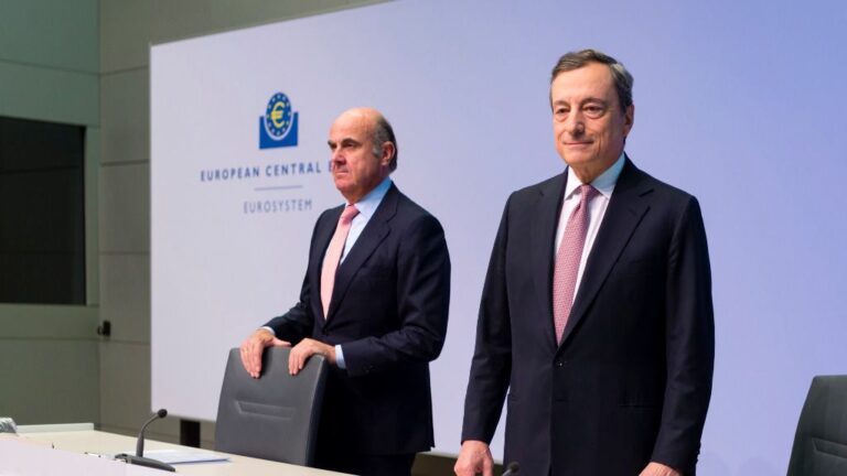 El presidente del BCE, Mario Draghi, y el vicepresidente, Luis de Guindos