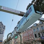 Vuelve a circular el tren colgante de la ciudad de Wuppertal, Alemania, tras una pausa forzada de ocho meses y medio