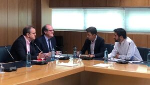 Ángel Gabilondo en una reunión junto a Íñigo Errejón