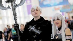 Dos aficionados visitan la feria alemana Gamescom, la mayor feria de videojuegos y entretenimiento interactivo que se celebra en la ciudad de Colonia, disfrazados de personajes del juego "NieR: Automata"