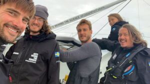 El selfie publicado en Instagram por el equipo del velero "Malizia" muestra (de izq. a der.) al capitán Boris Herrmann, al cineasta Nathan Grossman, al timonel Pierre Casiraghi, a la activista sueca Greta Thunberg y a su padre en alta mar