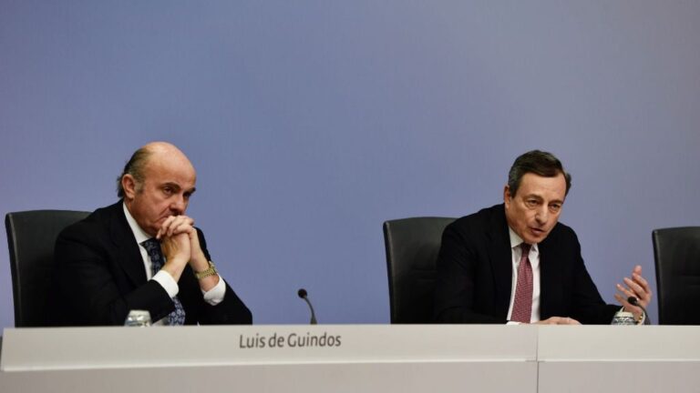 El presidente del BCE, Mario Draghi, y el vicepresidente, Luis de Guindos