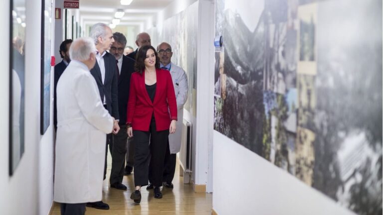 La candidata del PP a la Comunidad de Madrid, Isabel Díaz Ayuso, junto al actual consejero de Sanidad, Enrique Ruiz Escudero