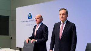 El presidente del BCE, Mario Draghi, y el vicepresidente, Luis de Guindos