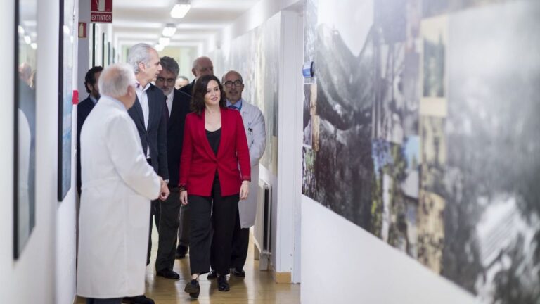 La presidenta del la Comunidad de Madrid, Isabel Díaz Ayuso, junto al consejero de Sanidad, Enrique Ruiz Escudero