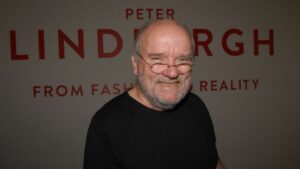 El fotógrafo alemán Peter Lindbergh sonríe durante una conferencia de prensa