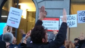 Concentración de asesores de sordos e intérpretes de lengua de signos en Madrid junto a familiares y alumnos