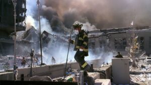 Bomberos trabajando tras el derrumbe de las Torres Gemelas el 11 de septiembre de 2001