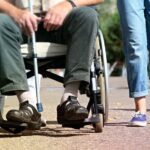Silla de ruedas anciano dependencia cuidados cuidadora