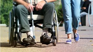 Silla de ruedas anciano dependencia cuidados cuidadora