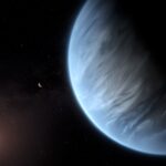 Esta recreación artística muestra el planeta K2-18b, su estrella anfitriona y un planeta acompañante