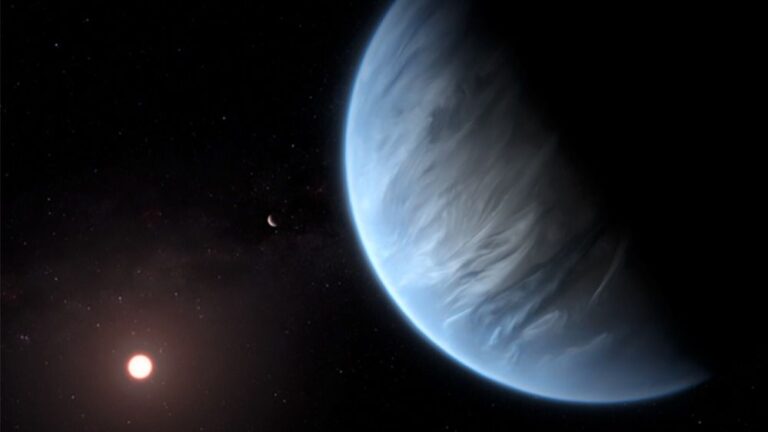Esta recreación artística muestra el planeta K2-18b, su estrella anfitriona y un planeta acompañante