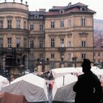 La imagen de septiembre de 1989 muestra un campamento de ciudadanos de la extinta República Democrática Alemana frente a la embajada de la República Federal de Alemania en Praga