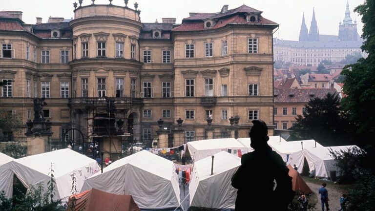La imagen de septiembre de 1989 muestra un campamento de ciudadanos de la extinta República Democrática Alemana frente a la embajada de la República Federal de Alemania en Praga
