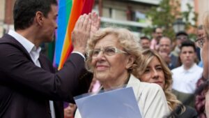 Pedro Sánchez junto a Manuela Carmena