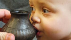Bebé actual alimentado a partir de un recipiente reconstruido a semejanza del que se describe en el estudio de Nature