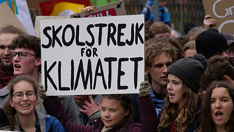 La activista medioambiental Greta Thunberg encabeza una de las marchas contra el cambio climático celebradas en el mes de marzo en Berlín