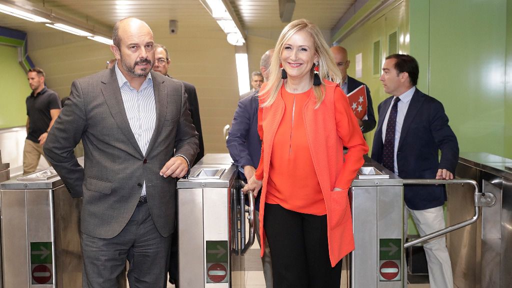 Cristina Cifuentes y el consejero de Transportes, Pedro Rollán