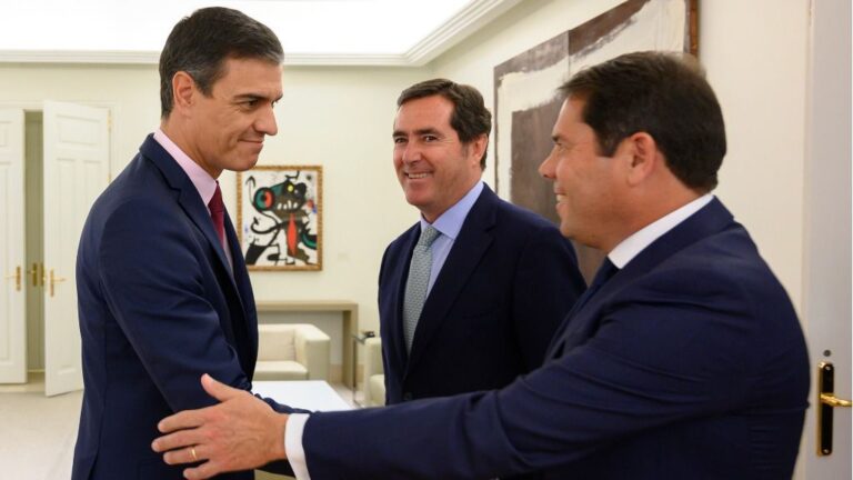 Pedro Sánchez, Antonio Garamendi y Gerardo Cuerva