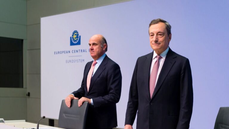 El presidente del BCE, Mario Draghi, y el vicepresidente, Luis de Guindos