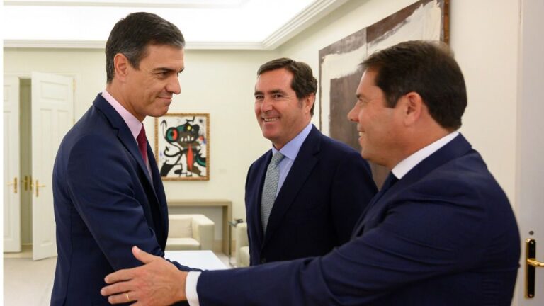 Pedro Sánchez, Antonio Garamendi y Gerardo Cuerva