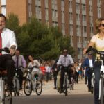 Mariano Rajoy y Esperanza Aguirre montando en bici